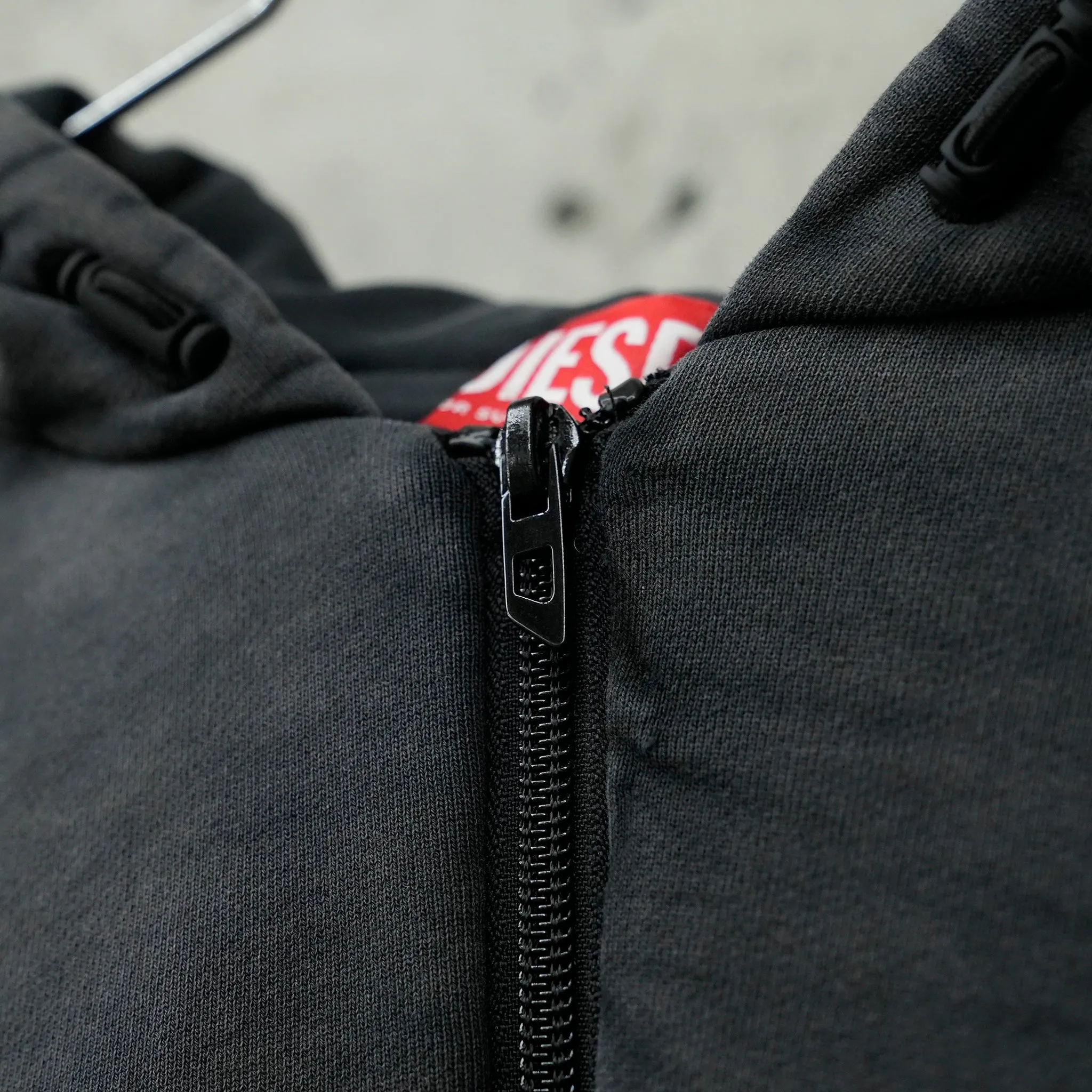 SWEATERS / 900