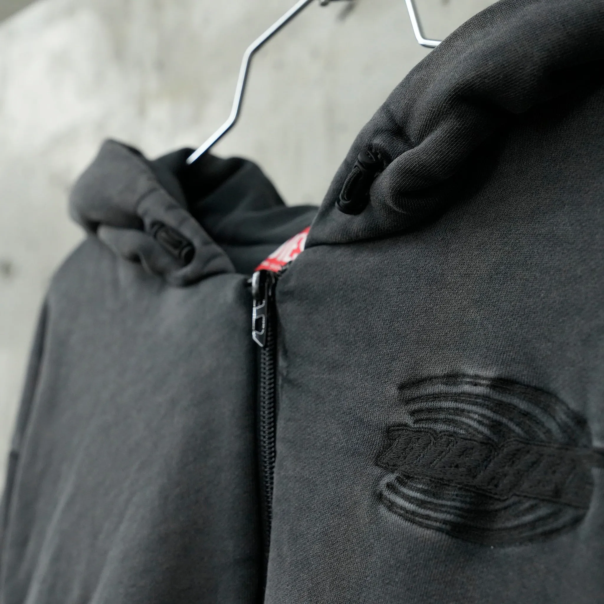 SWEATERS / 900