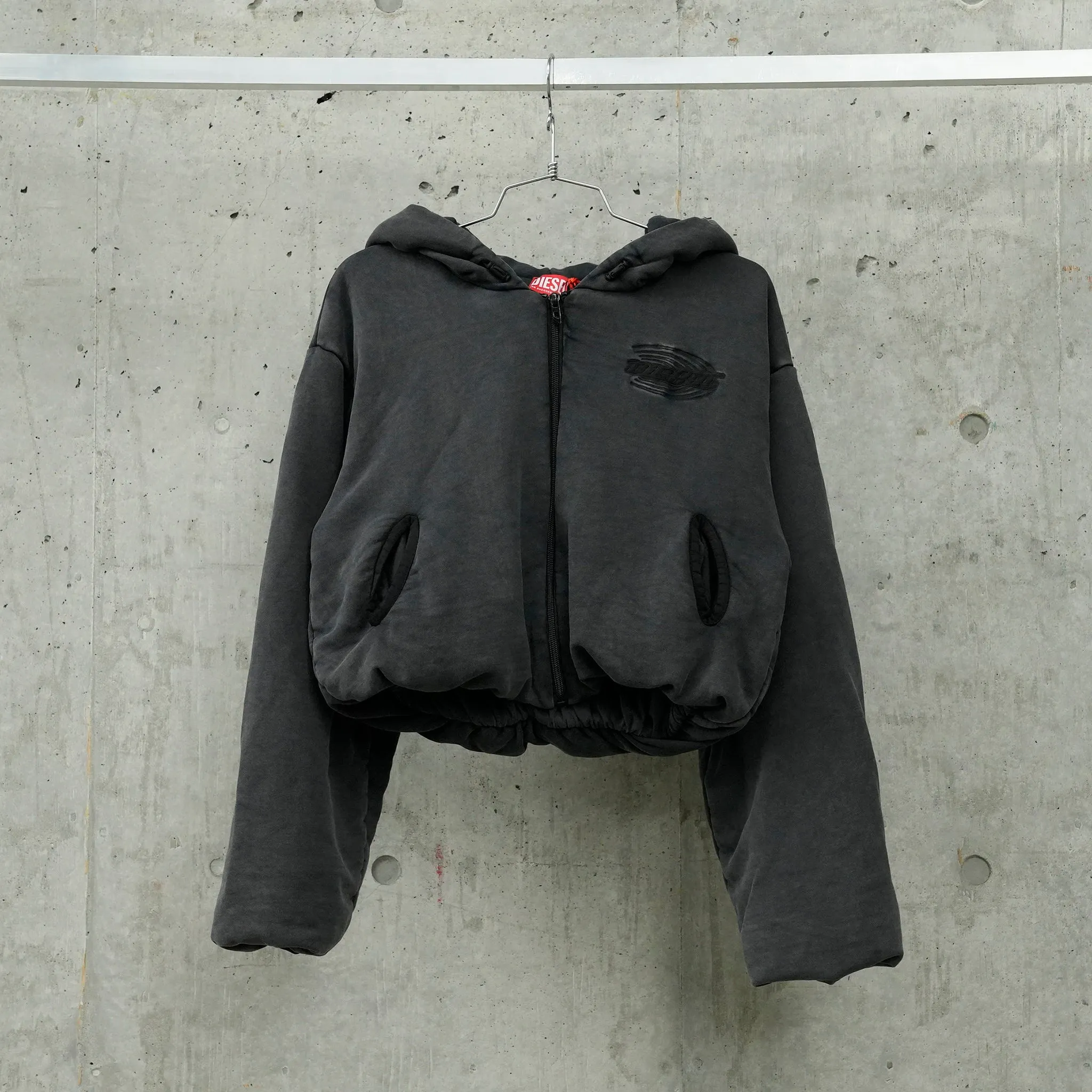 SWEATERS / 900